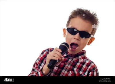 (Pour les filles) ! Un garçon fait un concert et te propose de venir chanter avec lui, que réponds-tu ?