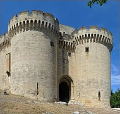 Histoire : Comment appelle-t-on sur les châteaux forts une galerie formant un encorbellement et dont le plancher ajouré permettait, si besoin, de lancer divers projectiles au pied du mur ?