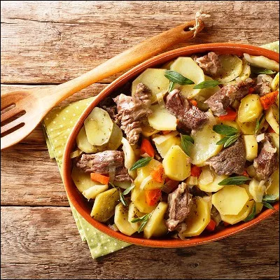 Comment sappelle ce plat typiquement alsacien à base de pommes de terre, de légumes et de différents morceaux de viande ?