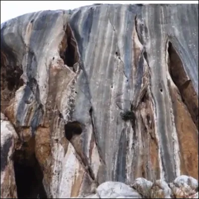 Quel grimpeur français, surnommé Le Blond, sest fait connaître dans les années 1980 dans des documentaires et par les voies de difficulté extrême en solo intégral quil a ouvertes, comme "Orange Mécanique" ?