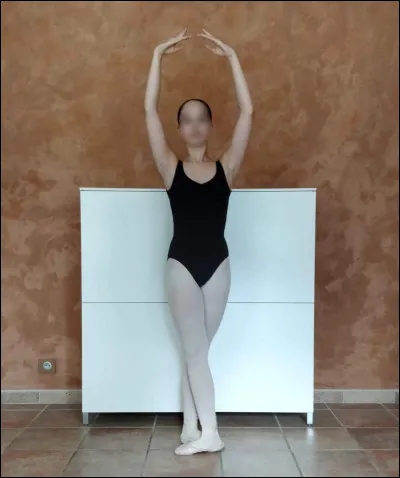 Dans quelle position est la jeune danseuse sur la photo ?