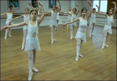 Que fait-on au début d'un cours de danse ?