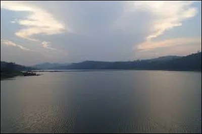 Dans quel pays ''le lac Volta'' (le plus grand lac artificiel du monde) est-il situé, sachant que la capitale de ce pays est ''Accra'' ?