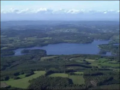 Quel est le nom de ce lac artificiel de 366 hectares, alimenté principalement par les eaux de la Cure ?