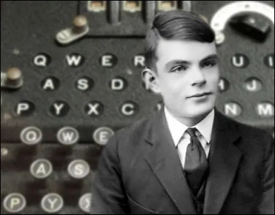 Quel est le nom de ce mathématicien et cryptologue britannique, considéré comme le père de l'informatique et de l'intelligence artificielle ?