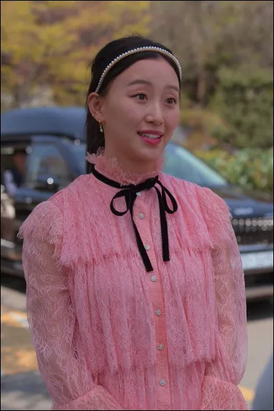 Comment s'appelle la fille qui est en couple avec Dae quand Kitty arrive ?