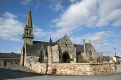 Vous avez sur cette image l'église Notre-Dame-de-Grâces, à Plusquellec. Commune bretonne, dans l'agglomération Paimpolaise, elle se situe dans le département ...