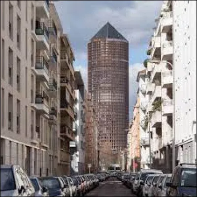 Comment surnomme-t-on la tour Part-Dieu ?