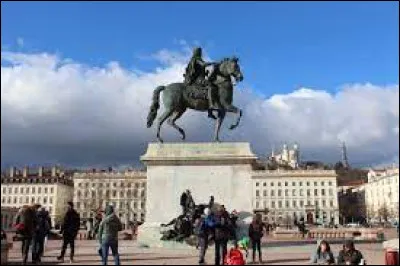 Qui est représenté sur cette statue équestre se trouvant au centre de la place Bellecour ?