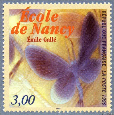 Cette école d'art fut et reste le fer de lance du style "nouille", dont les éléments décoratifs font appel à toutes les formes de végétaux et d'animaux : de quoi parle-t-on et qui l'a fondée ?