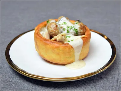 Jugé plus sévèrement s'il est qualifié, c'est le...