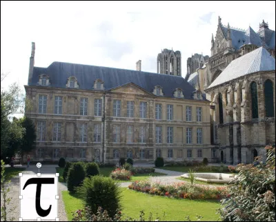 Tau est le nom du palais en forme de T qui sert de résidence à l'archevêque de Reims.