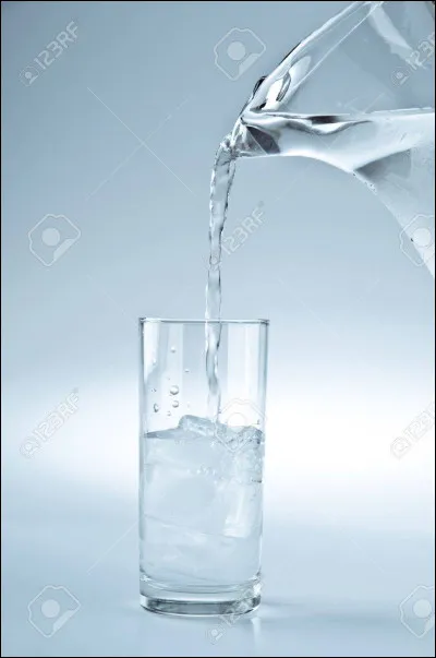 Quand on te donne un verre d'eau, tu :