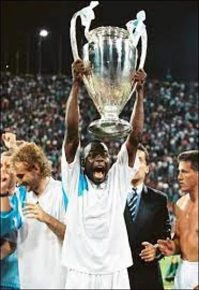 Sports et Loisirs : Avec quelle partie du corps Basile Boli a-t-il offert la victoire à l'OM lors de la finale de la Ligue des champions en 1993 ?