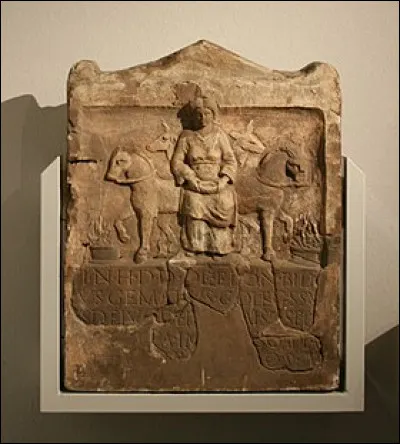 Fin du premier siècle, un poète satirique romain, Juvénal, évoque une déesse très populaire de la mythologie celtique. Elle est la déesse de la fertilité, comme le prouvent ses attributs : la patère et la corne d'abondance. Quel est son nom ?