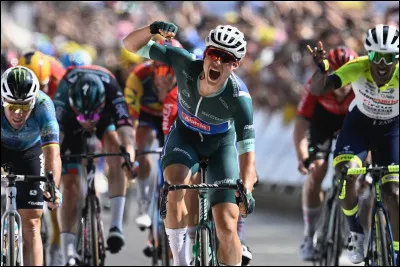 Qui est arrivé aux Champs Elysées avec le maillot vert sur les épaules ?