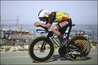 Qui a remporté le contre-la-montre de la seizième étape ?