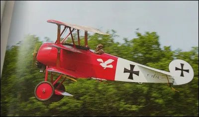 Manfred van Richthofen est entré dans la légende en avril 1917 après avoir abattu, à lui seul, à bord de son Jasta 11 de couleur rouge, 21 avions anglais. Mais lors de cet affrontement, son avion s'est écrasé dans la Somme. Sous quel nom était connu celui qui était surnommé "l'As des As" et que l'on a retrouvé atteint d'une balle en plein cur ?