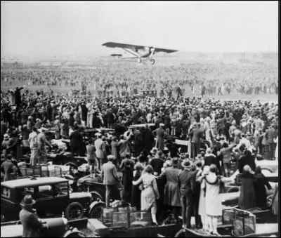 Le 20 mai 1927, Lindbergh parti seul de New-York arrive à Paris Le Bourget le 21 mai à 22 h 22. Combien de temps a-t-il mis à bord de son Spirit-Saint-Louis pour réaliser cet exploit ?