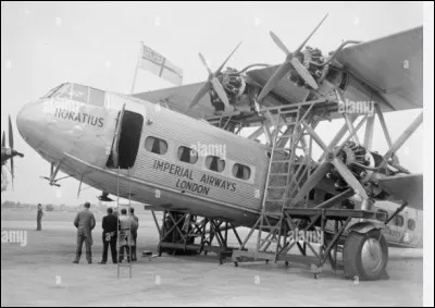 1927 - Voyager devient un plaisir. Depuis le 1er mai, les 20 passagers de la compagnie Airways, sur le vol Londres-Paris, apprécient cette "note de confort" qui fait dorénavant partie du service à bord. Quel est ce "confort plus" qui risque de fidéliser davantage la clientèle ?