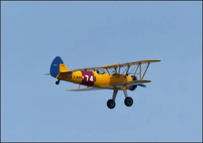 Au début du XXe siècle, s'élever, voler, voir les gens d'en bas, tel est le but des prétendants à la conquête de l'air. Léon Delagrange, sculpteur, n'a rien d'un aviateur mais, à bord de son biplan, il tient en l'air 29 minutes sur une distance de 24,40 km et à une altitude de 6 m. À quand remonte cet exploit ?
