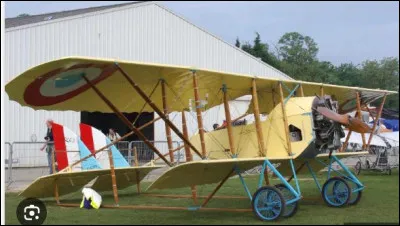 On est en 1919 et à bord de son Caudron, Jules Védrines décolle de l'aéroport d'Issy-les-Moulineaux pour tenter de relever un défi lancé par la direction des Galeries Lafayette. Quel est cet exploit qui ne sera d'ailleurs que partiellement réussi ?