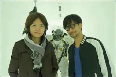 Il est mondialement reconnu pour son travail sur la série ''Smash Bros'', mais de quelle licence Masahiro Sakurai est-il le père chez Nintendo ?
(Photo rare de Kojima posant avec la plèbe.)