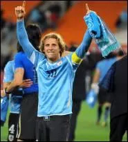 Redoutable attaquant remportant en 2009/2010 l'Europa Ligue avec l'Athletico Madrid, il s'agit de