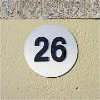 Qu'est-ce qui est décrit en 26 dimensions dans la théorie bosonique des cordes ?