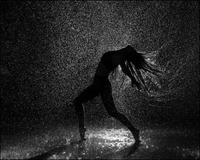 Dans quelle chanson d'Indila trouve-on ces paroles : "Je remue le ciel, le jour, la nuit, je danse avec le vent, la pluie" ?