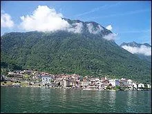 Sur la rive sud du lac le village de Saint-Gingolph a t fond en 755. Il est travers par la rivire la Morge et offre la particularit d'tre ...