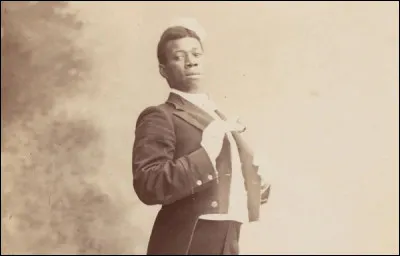 Quel est le nom de ce clown qui jouait le nègre qui recevait des claques ?