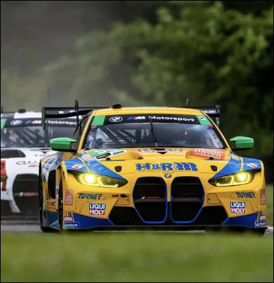 Quel est le nom de cette voiture de circuit ?