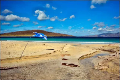 Géographie et monuments : au large de quel pays se trouve la mer des Hébrides ?