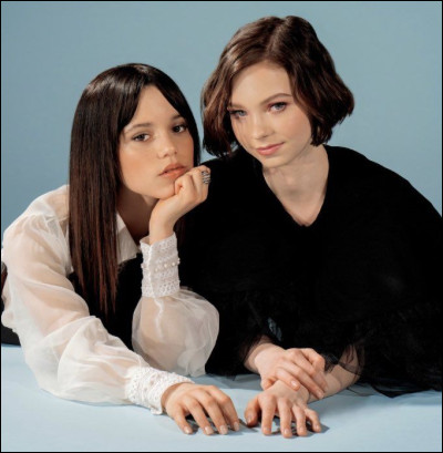 Quel est le nom de l'actrice à côté d'elle sur la photo ?