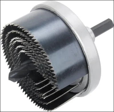 Quelle est cette scie à bords dentelés qui permet de découper des trous circulaires à l'aide d'une perceuse ?