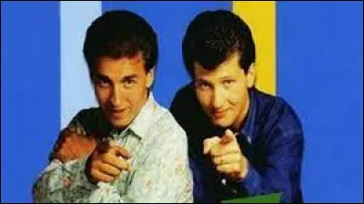 Complétez ces paroles de la chanson du groupe Début de soirée : "Et tu chantes, chantes, chantes ce refrain qui te plaît/ Et tu tapes, tapes, tapes, c'est ta façon d'aimer/ Ce rythme qui t'entraîne...