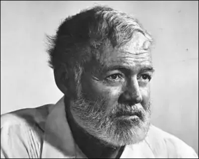 Qui est cet écrivain, auteur du récit autobiographique ''Les Vertes Collines d'Afrique'' ?