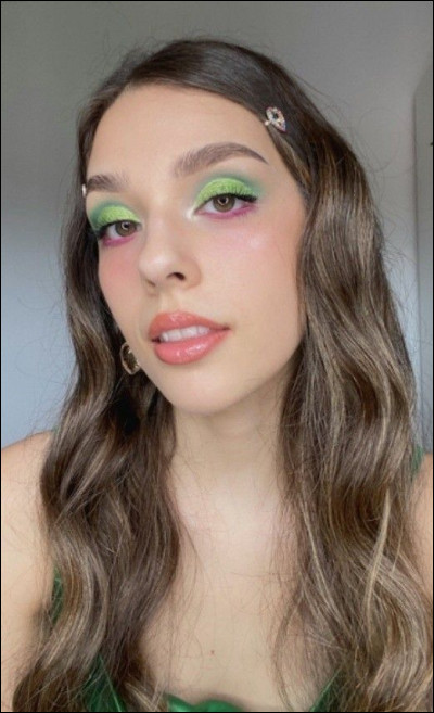 Qui est cette youtubeuse ?