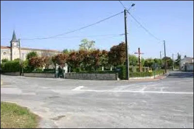 Village néo-aquitain, dans l'arrondissement de Saint-Jean-d'Angély, Landes se situe dans le département ...