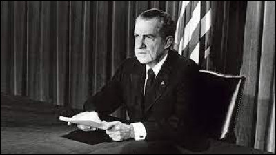 Richard Nixon a dû démissionner de son poste de président des États-Unis suite au Watergate en 1974.
