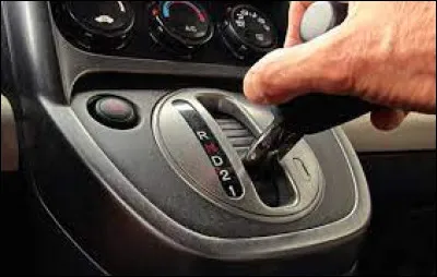 Sur une boîte automatique, la lettre "D" signifie "reculer".