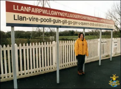 Est-ce que Llanfairpwllgwyngyllgogerychwyrndrobwllllantysiliogogogoch est une ville ?