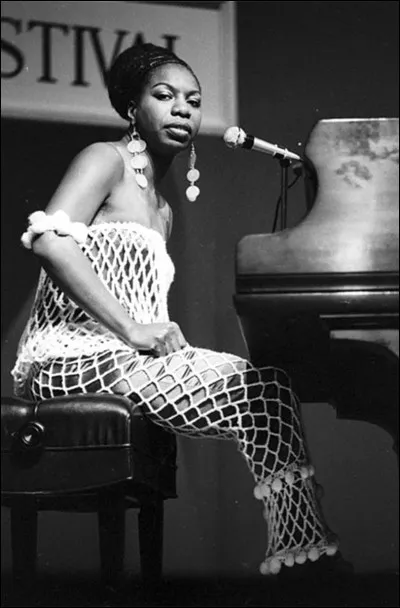 Si Aretha Franklin était la reine de la soul, Nina Simone en était, elle, la haute prêtresse.
Retrouvez le nom de ce titre incendiaire censuré par les maisons de disque de l'époque en ''Mississippi *@ ! ! ?*# !'' ou encore ''Mississippi Blank-Blank''.