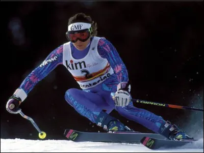 Qui est cette Carole, skieuse alpine française la plus titrée, avec 22 victoires en coupe du monde et 6 globes de cristal; championne du monde de géant en 1993 ?