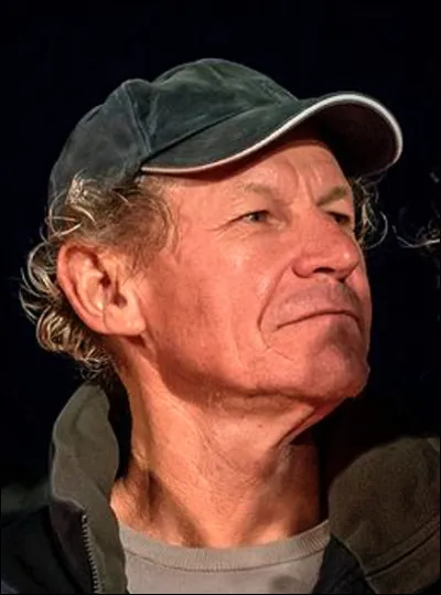 Qui est ce Philippe, navigateur français au palmarès important dont 3 victoires à la Solitaire du Figaro, champion du monde des Skippers ?