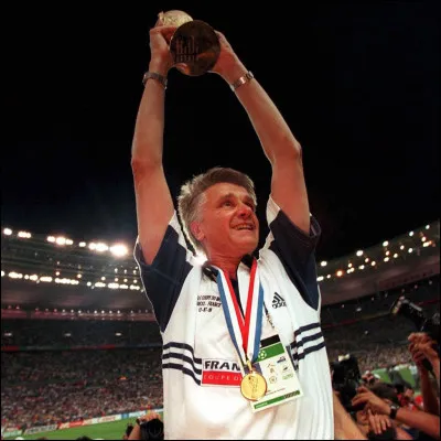 Qui est cet Aimé, joueur et entraîneur national français de football qui remporte en 1998 la Coupe du monde en tant que sélectionneur ?