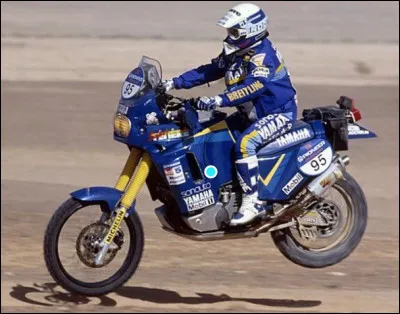 Qui est ce Cyril, pilote de moto de rallye-raid français, vainqueur de 5 Paris-Dakar ?