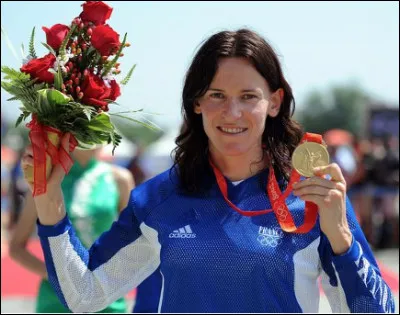 Qui est cette Anne-Caroline, cycliste française, treize fois championne du monde de V.T.T. et et championne olympique de BMX ?