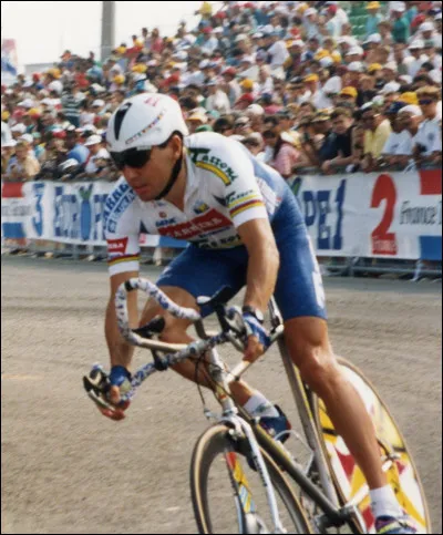 Qui est ce Stephen, coureur cycliste irlandais, comptant 58 victoires et l'exploit en 1987 de remporter le tour de France, le tour d'Italie et le championnat du monde ?